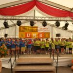 Mit einer Stunde Zeitverzögerung ging es dann endlich los. Die Kinder mischten doch tatsächlich das Zelt auf und es kam auch zu einem gemeinsamen Singen der Kinder mit den Gästen im Zelt