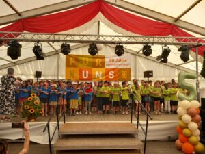 Mit einer Stunde Zeitverzögerung ging es dann endlich los. Die Kinder mischten doch tatsächlich das Zelt auf und es kam auch zu einem gemeinsamen Singen der Kinder mit den Gästen im Zelt