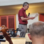Vorstandsmitglied Udo Kasprowicz bei seinem Vortrag zu Mahler2 in Viersen (Foto: Hedy Arno/MV)