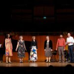 Die Singleiterinnen und Singleiter bringen den Kindern und den Gästen ein Ständchen: Radmila Boochs, Constanze Backes, Juystyna Bokuniewicz, Wieslawa Ziola, Dragan Milicewicz, Bernhard Hüsgen (v.l.n.r.)