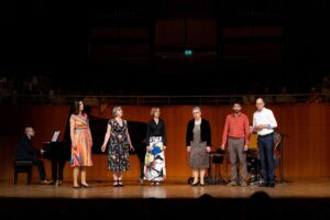 Die Singleiterinnen und Singleiter bringen den Kindern und den Gästen ein Ständchen: Radmila Boochs, Constanze Backes, Juystyna Bokuniewicz, Wieslawa Ziola, Dragan Milicewicz, Bernhard Hüsgen (v.l.n.r.)