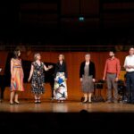 Die Singleiterinnen und Singleiter bringen den Kindern und den Gästen ein Ständchen: Radmila Boochs, Constanze Backes, Juystyna Bokuniewicz, Wieslawa Ziola, Dragan Milicewicz, Bernhard Hüsgen (v.l.n.r.)