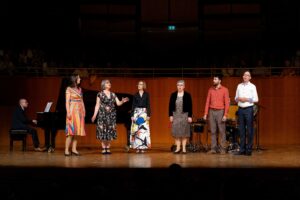 Die Singleiterinnen und Singleiter bringen den Kindern und den Gästen ein Ständchen: Radmila Boochs, Constanze Backes, Juystyna Bokuniewicz, Wieslawa Ziola, Dragan Milicewicz, Bernhard Hüsgen (v.l.n.r.)