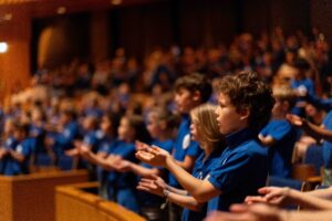 Akai hana - von den Kindern sehr zart gesungen mit wunderschönen und wertschätzenden Gesten
