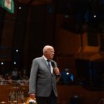 Manfred Hill verabschiedet die Kinder und die Gäste nach umjubeltem Konzert