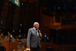 Manfred Hill verabschiedet die Kinder und die Gäste nach umjubeltem Konzert
