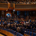 "Alles muss raus!" Wuselige Kinderscharen verlassen den Mendelssohn-Saal und die Tonhalle