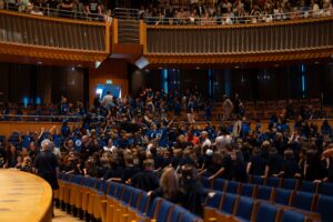 "Alles muss raus!" Wuselige Kinderscharen verlassen den Mendelssohn-Saal und die Tonhalle