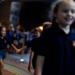 "Alles muss raus!" Wuselige Kinderscharen verlassen den Mendelssohn-Saal und die Tonhalle