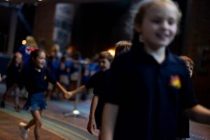 "Alles muss raus!" Wuselige Kinderscharen verlassen den Mendelssohn-Saal und die Tonhalle