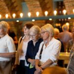 Große und fröhliche Gästeschar im Grünen Gewölbe der Tonhalle Düsseldorf
