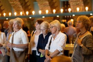 Große und fröhliche Gästeschar im Grünen Gewölbe der Tonhalle Düsseldorf