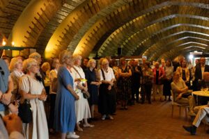 Große und fröhliche Gästeschar im Grünen Gewölbe der Tonhalle Düsseldorf