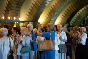 Große und fröhliche Gästeschar im Grünen Gewölbe der Tonhalle Düsseldorf
