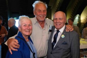Hanne und Dr. Udo Hindrichs mit Manfred Hill