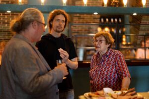 Jutta Scholl, ehemalige Leiterin der Musik-Bibliothek im Gespräch mit Gästen