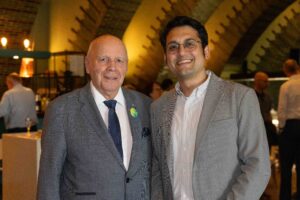 Rajiv Strauß, stellv. Leiter des Kulturamtes, mit Manfred Hill