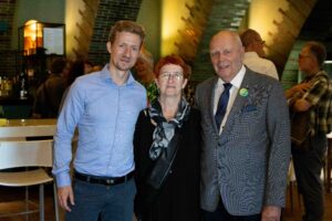 Die Clara Schumann-Musikschule war vertreten mit dem kommissarischen Leiter Philipp Weinhausen und Juliane Ebener, hier im Bild mit Manfred Hill