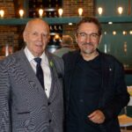Jörg Wunderer von der Waldemar-Bonsels-Stiftung, die die SingPause-München betreibt, mit Manfred Hill