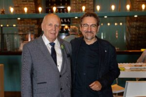 Jörg Wunderer von der Waldemar-Bonsels-Stiftung, die die SingPause-München betreibt, mit Manfred Hill
