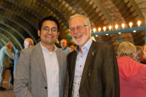 Rajiv Strauß mit dem Musikvereinsvorsitzenden Stefan Schwartze
