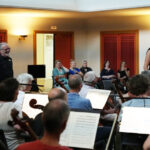 Viersen: Begrüßung durch Machteld van der Meij, beim ersten Zusammentreffen von Chor und Orchester (Foto: Yannic Fehsenfeld/MV)