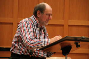 Sir Roger Norrington bei der Chor-Probenarbeit mit dem Musikverein im Hentrich-Saal der Tonhalle Düsseldorf (Foto: Georg Lauer/MV)