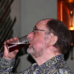 Sir Roger Norrington bei der Premierenfeier im Grünen Gewölbe der Tonhalle Düsseldorf , nach getaner Arbeit schmeckt das Altbier (Foto: Georg Lauer/MV)