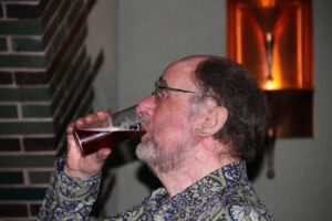 Sir Roger Norrington bei der Premierenfeier im Grünen Gewölbe der Tonhalle Düsseldorf , nach getaner Arbeit schmeckt das Altbier (Foto: Georg Lauer/MV)