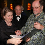 Sir Roger Norrington bei der Premierenfeier im Grünen Gewölbe der Tonhalle Düsseldorf , hier mit Margret Thomes und Manfred Hill (Foto: Georg Lauer/MV)