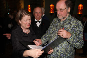 Sir Roger Norrington bei der Premierenfeier im Grünen Gewölbe der Tonhalle Düsseldorf , hier mit Margret Thomes und Manfred Hill (Foto: Georg Lauer/MV)