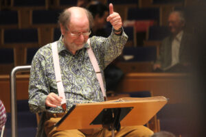 Sir Roger Norrington bei der Probenarbeit mit den Symphonikern und dem Musikverein im Mendelssohn-Saal der Tonhalle Düsseldorf (Foto: Georg Lauer/MV)