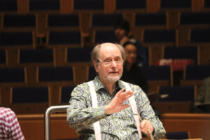 Sir Roger Norrington bei der Probenarbeit mit den Symphonikern und dem Musikverein im Mendelssohn-Saal der Tonhalle Düsseldorf (Foto: Georg Lauer/MV)