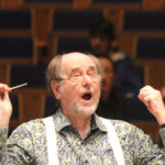 Sir Roger Norrington bei der Probenarbeit mit den Symphonikern und dem Musikverein im Mendelssohn-Saal der Tonhalle Düsseldorf (Foto: Georg Lauer/MV)