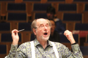 Sir Roger Norrington bei der Probenarbeit mit den Symphonikern und dem Musikverein im Mendelssohn-Saal der Tonhalle Düsseldorf (Foto: Georg Lauer/MV)