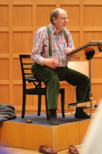 Sir Roger Norrington bei der Chor-Probenarbeit mit dem Musikverein im Hentrich-Saal der Tonhalle Düsseldorf (Foto: Georg Lauer/MV)