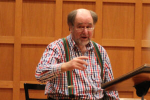 Sir Roger Norrington bei der Chor-Probenarbeit mit dem Musikverein im Hentrich-Saal der Tonhalle Düsseldorf (Foto: Georg Lauer/MV)