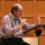 Sir Roger Norrington bei der Chor-Probenarbeit mit dem Musikverein im Hentrich-Saal der Tonhalle Düsseldorf (Foto: Georg Lauer/MV)