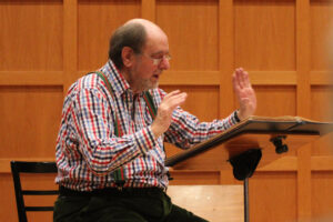 Sir Roger Norrington bei der Chor-Probenarbeit mit dem Musikverein im Hentrich-Saal der Tonhalle Düsseldorf (Foto: Georg Lauer/MV)