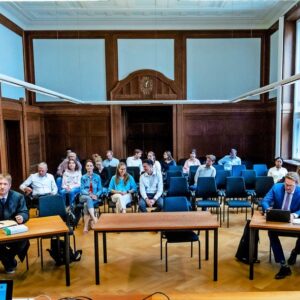 So sah es im Gerichtssaal aus: Julia Marmulla (l.) neben Anwalt Robert Hotstegs, auf der anderen Seite die Justiziare der Stadt.
