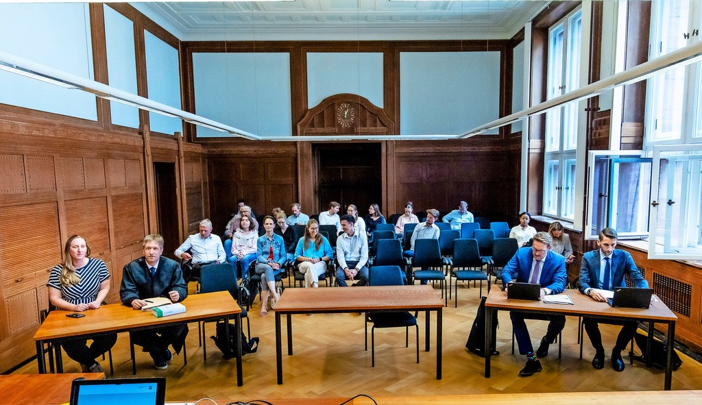 So sah es im Gerichtssaal aus: Julia Marmulla (l.) neben Anwalt Robert Hotstegs, auf der anderen Seite die Justiziare der Stadt.