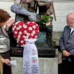 12.9.2025: Dr. Knechtges-Obrecht und Manfred Hill begrüßen die Gäste am Denkmal der Schumanns