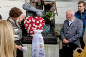 12.9.2025: Dr. Knechtges-Obrecht und Manfred Hill begrüßen die Gäste am Denkmal der Schumanns
