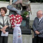 12.9.2025: Dr. Knechtges-Obrecht und Manfred Hill begrüßen die Gäste am Denkmal der Schumanns