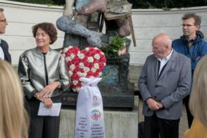 12.9.2025: Dr. Knechtges-Obrecht und Manfred Hill begrüßen die Gäste am Denkmal der Schumanns