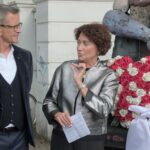 12.9.2025: Dr. Irmgard Knechtges-Obrecht bei ihrem Vortrag am Denkmal der Schumanns