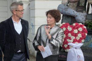12.9.2025: Dr. Irmgard Knechtges-Obrecht bei ihrem Vortrag am Denkmal der Schumanns