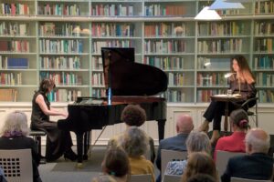 12.9.2025: Cătălina Butcaru und Claudia Hübbecker (v.l.) beim Konzert im Heinrich-Heine-Institut