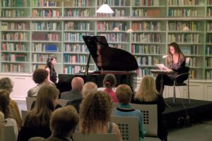 12.9.2025: Cătălina Butcaru und Claudia Hübbecker (v.l.) beim Konzert im Heinrich-Heine-Institut