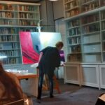 14.10.2025: Anja von Wins bei der Arbeit während des Klavierspiels